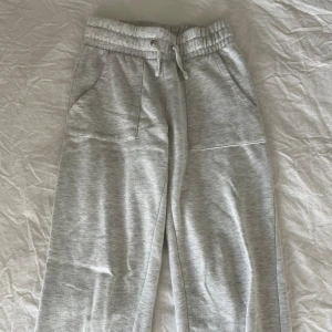 Mjukisbyxor - Säljer ett par gråa mjukisbyxor i storlek Xs. Byxorna är ifrån lager 157 och är använda få gånger som gör att dem är i mycket bra skick💗