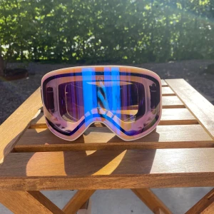 Allcap 1 skidglasögon  - HELT NYA Allcap 1 skidglasögon i ny skick. Glasögonen är hittade i Åre. Modellen heter Blue sky och nypris på de är 449kr. Hör av er vid frågor eller funderingar! 
