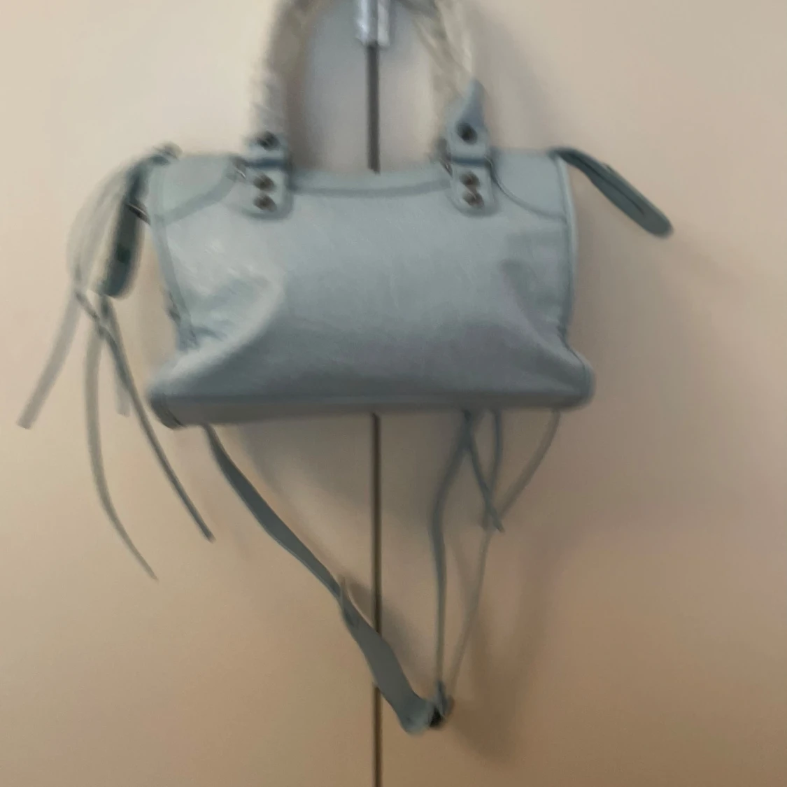 Ljusblå axelväska med spegeldetalj💖 - 1