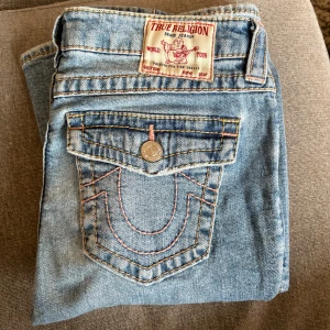 True Religion jeans  - Jeans från True Religion i stl 27, modell Becca (mid rise bootcut). Några små hål vid fickorna som syns när man spänner ut tyget, därav priset (se bilder).