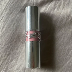 YSL Loveshine Läppstift 204 - Säljer ett YSL Loveshine läppstift i nyansen 204. Köpt för ca 500kr