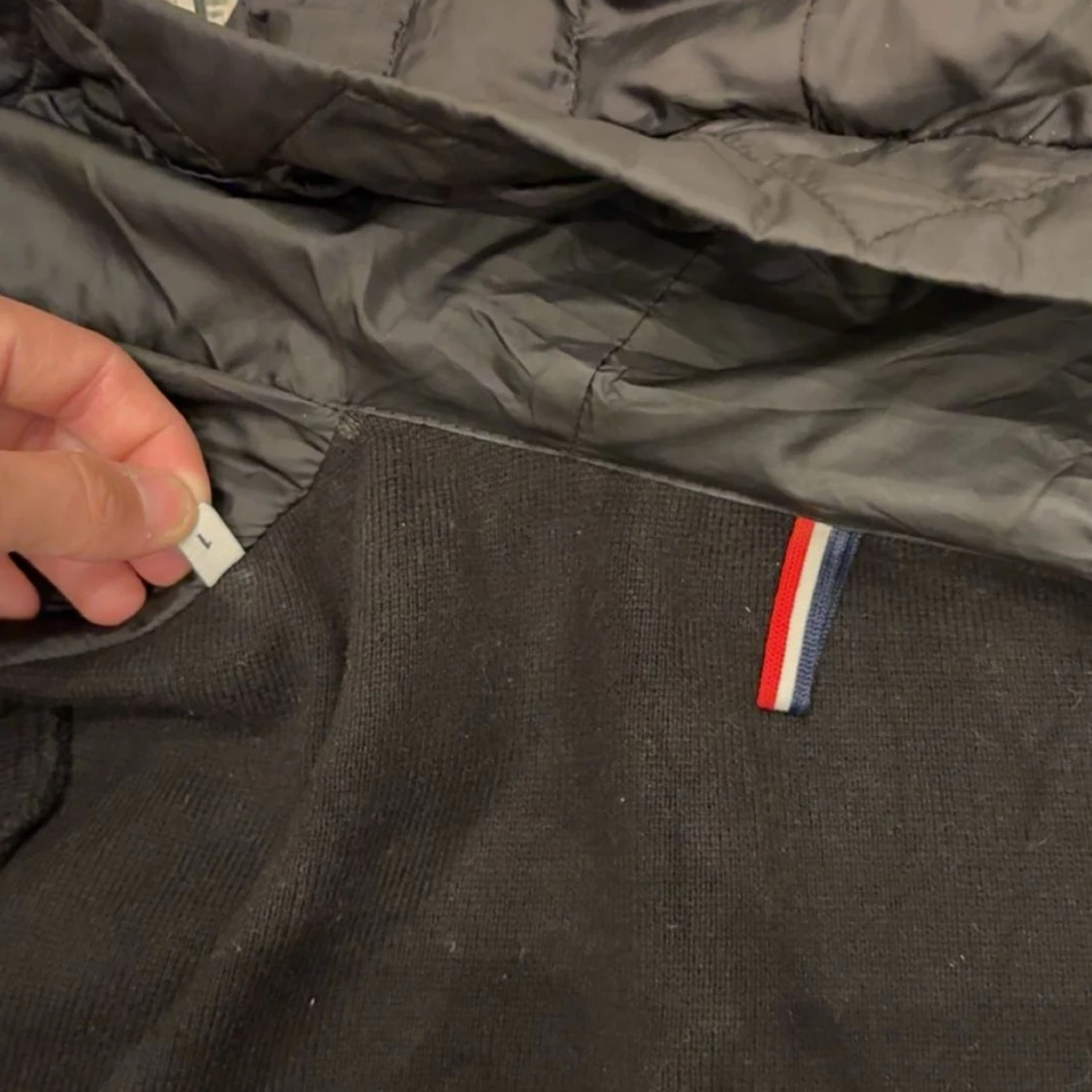 Svart pufferjacka med huva från Moncler - 3