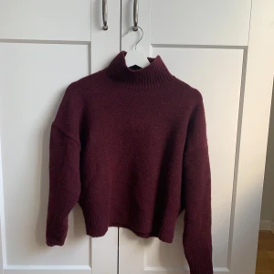 Vinröd stickad polotröja - Vinröd stickad tröja från Zara med turtleneck.