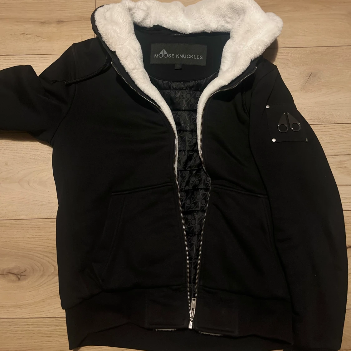 Svart Moose Knuckles jacka