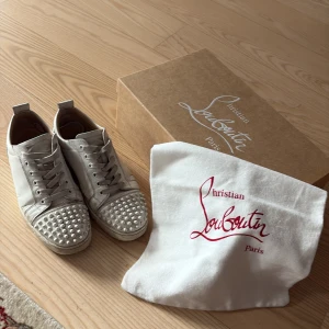Vita Louboutins - Snygga vita sneakers från Christian Louboutin med ikoniska röda sulor. Skorna är givetvis äkta och är köpta från Chrilles Closet. Sparsamt använda men finns spår av använding.En spik borta. Pris går att diskutera. Säljs då de blivit för små.