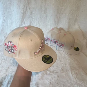 New era keps - Fet new era keps. Helt nya aldrig använda. FeJk!!! Strl: (7-1/8 / 56.8cm såld) (7-1/4 / 57.7cm såld) (7-3/8 / 58.7cm) (7-1/2 / 59.6cm såld) De finns även flera modeller på min sida. 