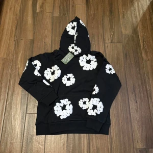Denim Tear Hoodie - Säljer Denim tear hoodie i storlek M i helt nytt skick
