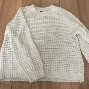 Vit stickad tröja från 157 - Säljer en vit stickad tröja från 157 i storlek M. Tröjan har ett snyggt strukturerat mönster och ribbade muddar vid ärmslut, halsringning och nederkant. Perfekt för kyliga dagar och enkel att matcha med olika outfits.