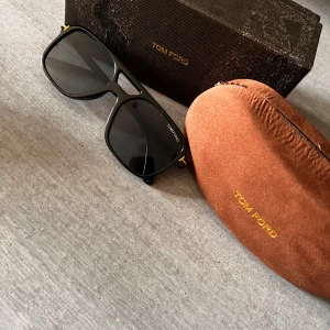 Svarta solglasögon från Tom Ford - Hej säljer mina Tom Ford unisex solglasögon som är helt nya det ända är asken utanpå som tappat lite färg men inget märkvärdigt pris kan diskuteras vid snabb affär ny pris 3400 kr mitt pris 1300 fler bilder är bara att fråga över