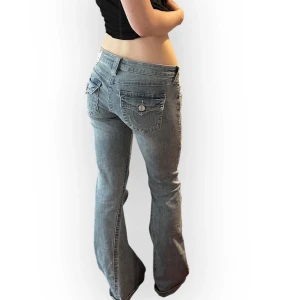 True Religion bootcut jeans - I am selling these true religion jeans in the model joey and in a size 27. Waist measurement across: 38cm and inner leg length: 80cm Write to me for other measurements or other details💞