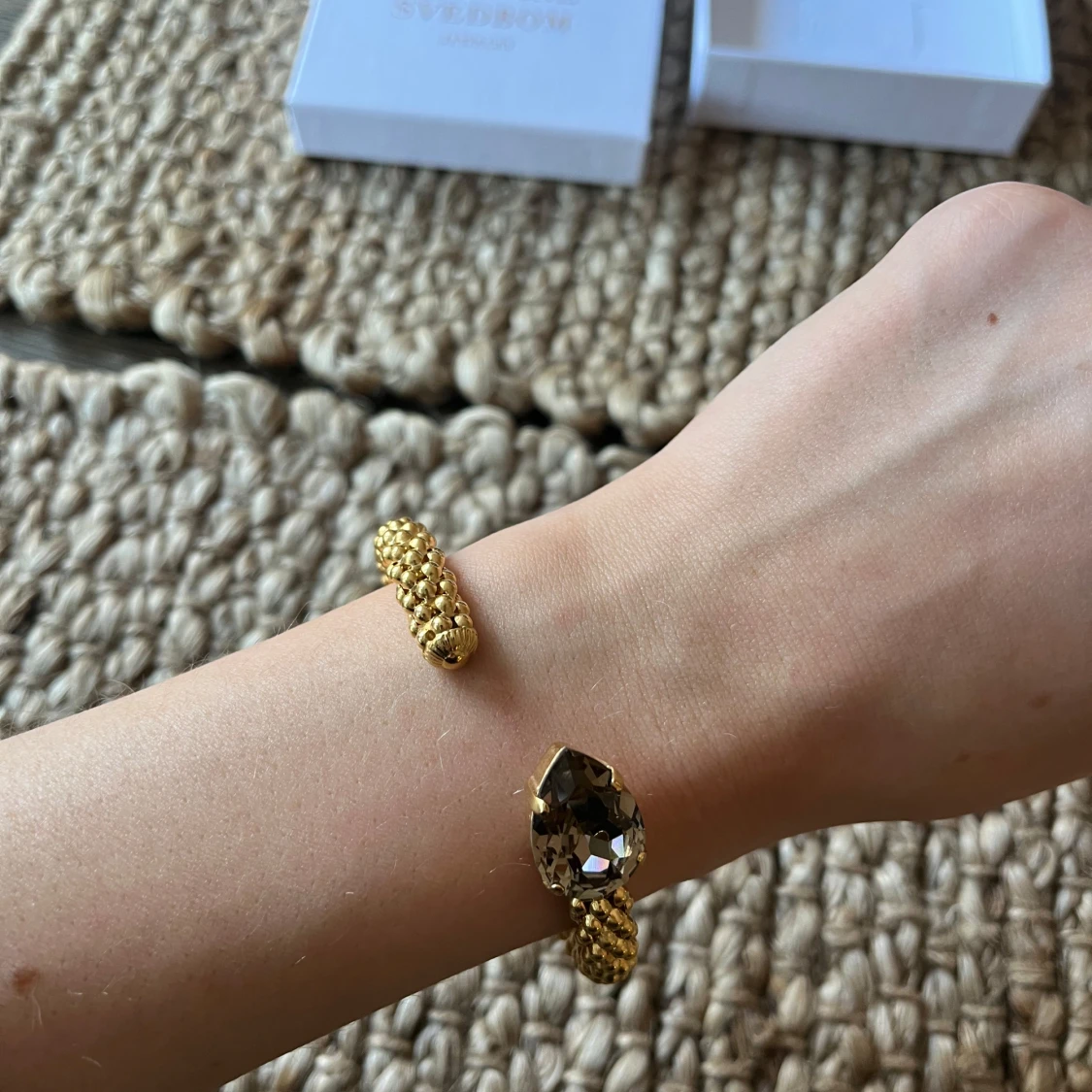 Guldfärgat armband med stor kristall från Caroline Svedbom - 2