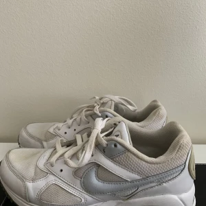 Vita Nike Air Max vintage skor - Skick: Som nya, endast lite slitna sulor. Skor från 2015, finns ej på marknaden längre. Pris kan diskuteras. 