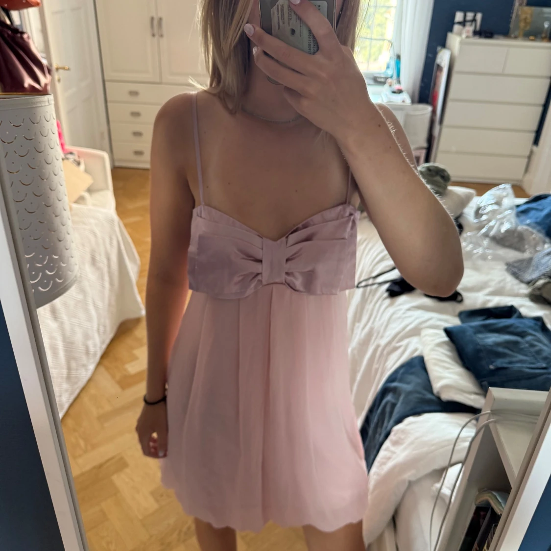 Rosa kortklänning med rosett från Gina Tricot