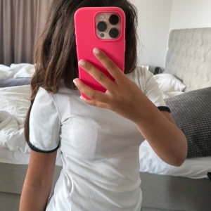 Vit t-shirt med svarta kanter - Fin tröja från Zara 