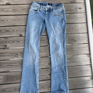 Ljusblå jeans från LTB - Säljer ett par ljusblå lågmidjade jeans från LTB. Byxorna är bootcut.                                                         storlek: 26/32