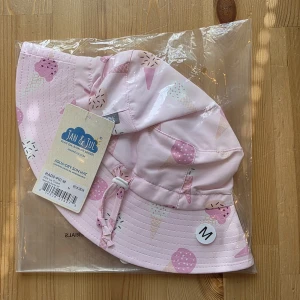 Jan & Jul Solhatt / vattenhatt (6-24 månader) - Helt ny Solhatt från kanadensiska friluftsmärket Jan & Jul. Storlek 6-24 månader.  - Grow-With-Me: Helt justerbar dragsko och hakrem för att justera storleken. - 50+ UPF skydd - Vattenavvisande & snabbtorkande - Säkerhetsklämma som bryts loss på hakremmen - Vikbar, så att den får plats enkelt i väskan -Inga farliga eller skadliga ämnen.