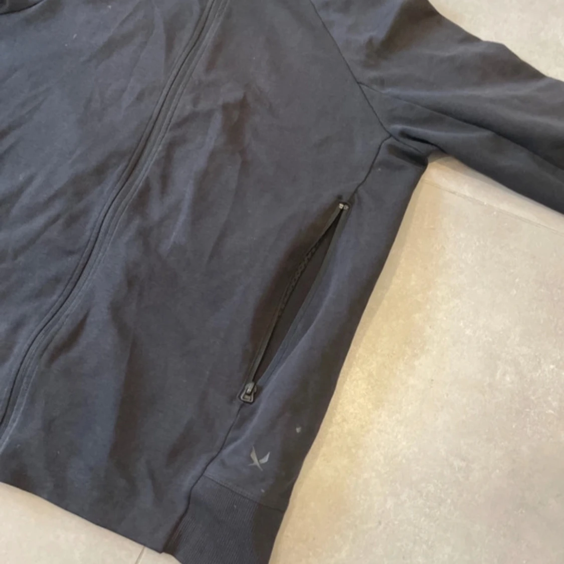 Svart hoodie från SOC med dragkedja - 1