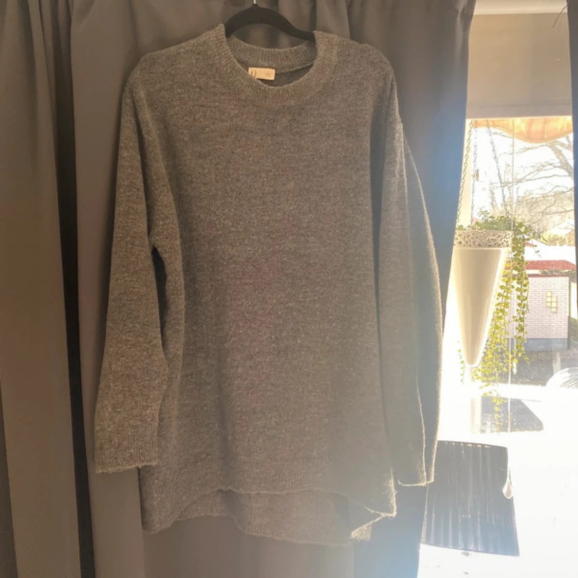 Grå stickad tröja med rund hals