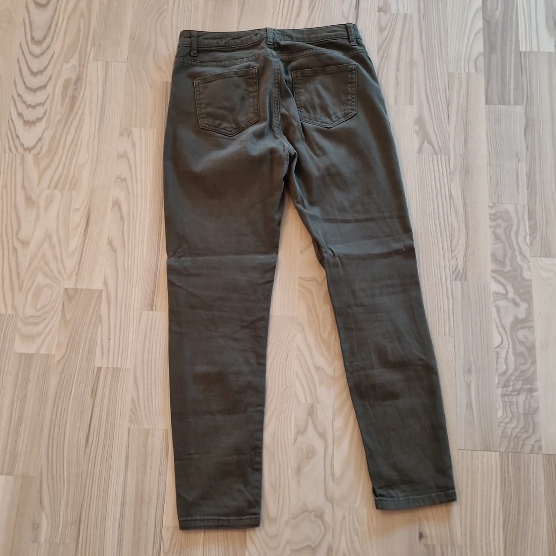 Olivgröna slim chinos från Koton - 1