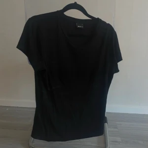 Svart basic t-shirt - En svart, enkel t-shirt 
