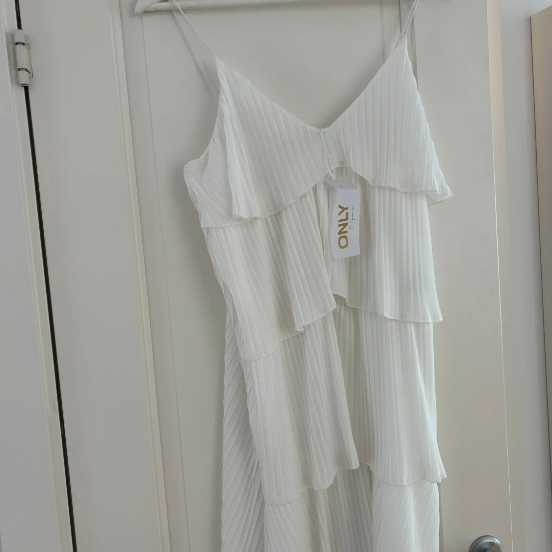 Vit plisserad volangklänning från ONLY - 1