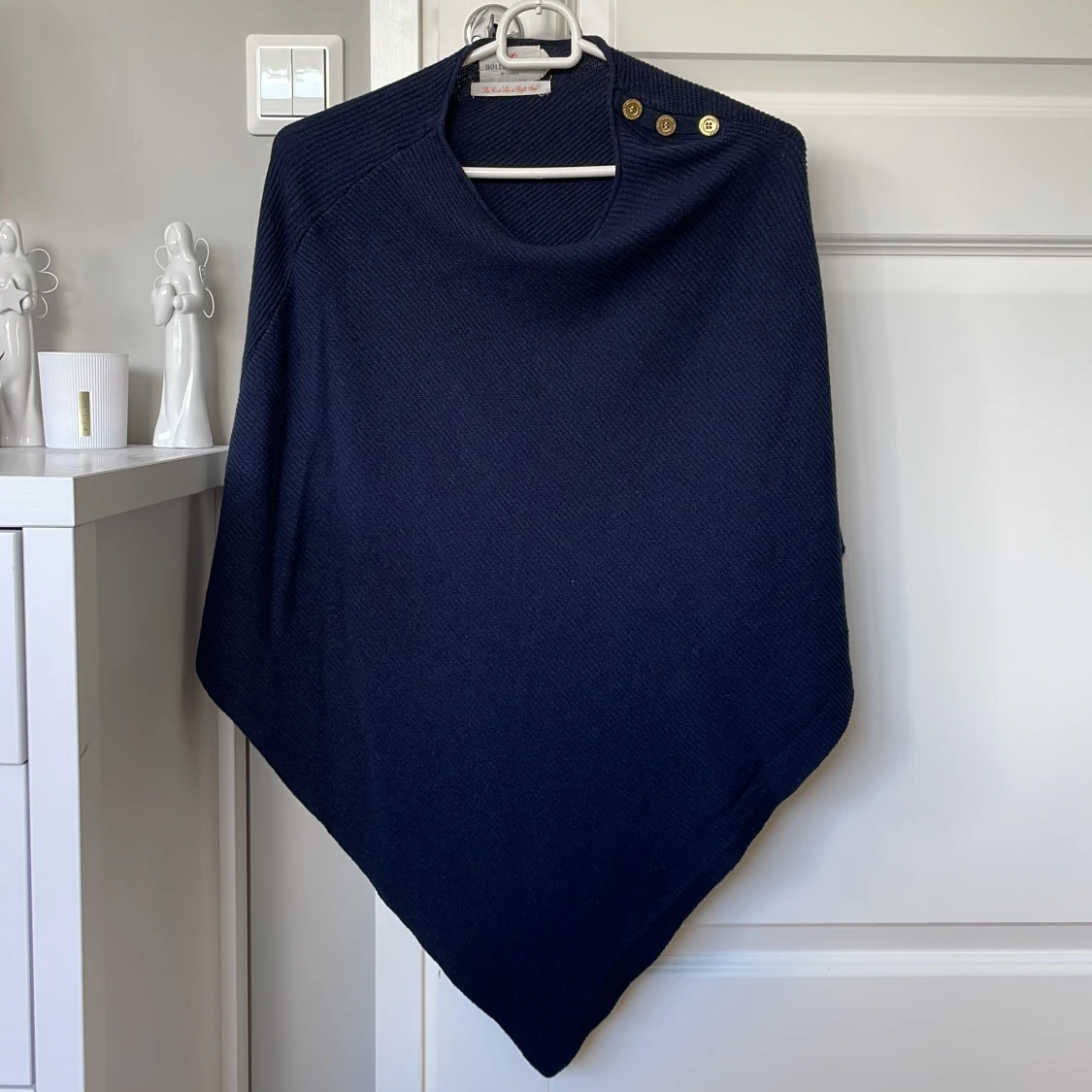 Mörkblå stickad poncho med knappar - 1