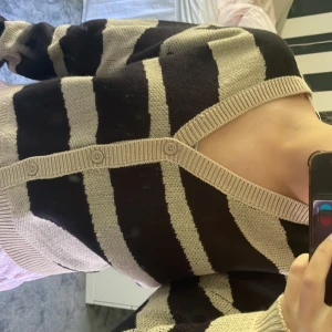 Randig beige och svart kofta från Vila - Säljer en kofta från Vila i storlek XS. Den har breda svarta och beige ränder.