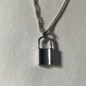 Halsband med hänglås - Halsband från Montini med hänglåsberlock💕