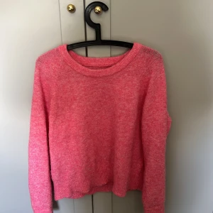 Rosa stickad tröja från Samsøe Samsøe - Supermysig rosa stickad tröja från Samsøe Samsøe med rund halsringning och ribbade muddar.. Långärmad och i en härlig, mjuk kvalitet som känns både trendig och bekväm. Den är liten i storleken!