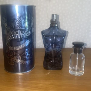 30ml Jean Paul Gaultier Le Male Lover parfym - Cool parfymflaska i form av en manlig torso i mörkblått glas med detaljerade mönster och metallisk spraykork. Kommer med original metallburk med snygg design och en liten genomskinlig refillflaska med svart lock.