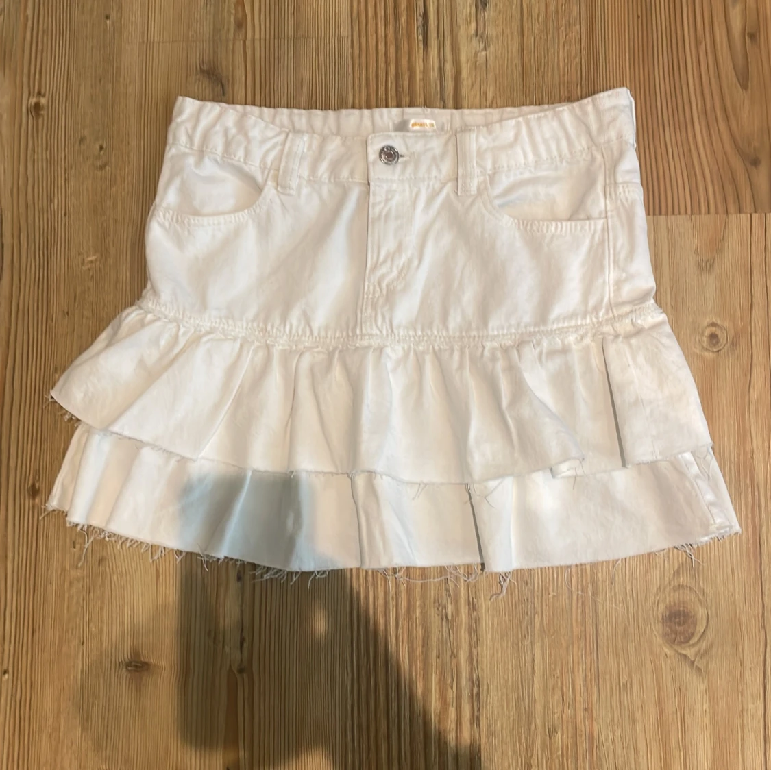 Vit volangkjol från Gina Tricot