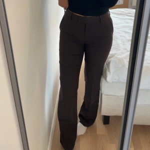 Bruna kostymbyxor med raka ben från Zara - Bara använt vid ett tillfälle