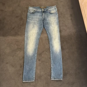 Jacob Cohen jeans - Säljer ett par exklusiva Jacob Cohen jeans i modellen Type 688 C, storlek 34. Supersnygg passform (slimfit) i en stilren ljusblå denim, perfekt för både vardag och mer dressade outfits. Premiumkvalitet med handgjorda detaljer från Italien. Använda max ett par gånger – ser ut som nya! ✨  Nypris runt 3 000 kr  