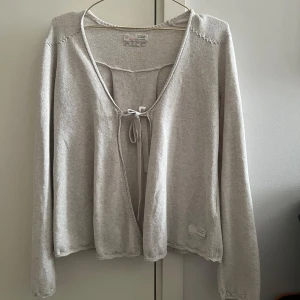 Odd Molly kofta  - Fin Odd Molly knytkofta I grå/beige färg, storlek 1 som motsvarar S/36, den är sparsamt använd och i fint skick! 
