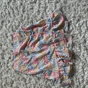 Blommig kjol - Säljer denna fina blommiga kjol🥰