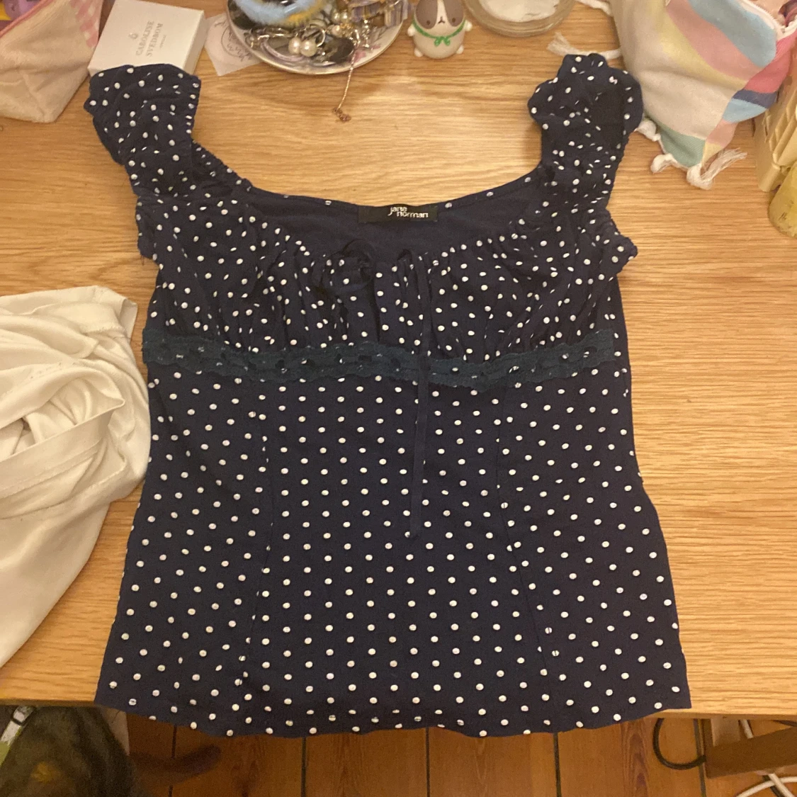 Mörkblå prickig topp med snörning - 2