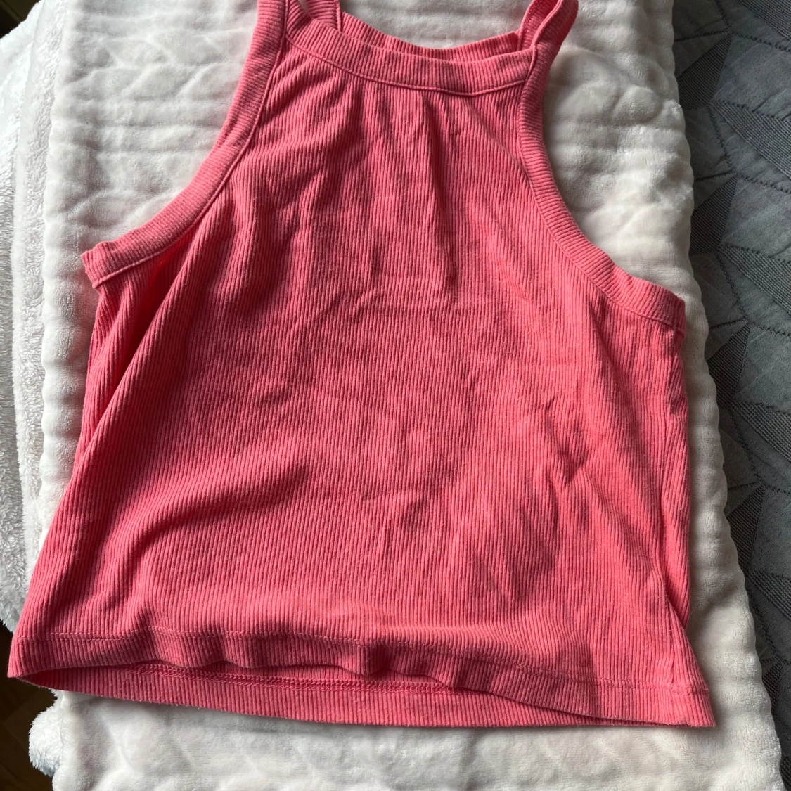 Rosa ribbad linnetopp från Divided