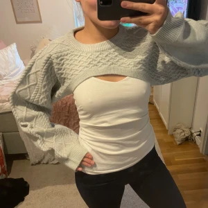 Ljusgrå croppad stickad tröja💕 - Super snygg croppad stickad tröja