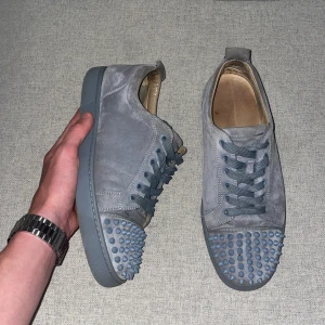 Christian Louboutin Grey  - Nypris 10.000 kr! Bra skick förutom sulan såklart är skorna äkta! Skriv vid frågor. 
