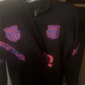 Svart Barcelona sett - Tjena! Säljer ett riktigt snyggt Barcelona sett. Säljer pga blev lite för liten för mig. Skick 9/10. Storlek S men hade kunnat passa M också. Går även att bara köpa ett av plaggen ex bara överdelen eller bara byxor. Hör av er vid frågor!