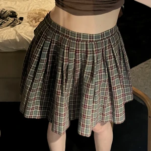 Rutig kjol! - Rutig pleated skirt som stängs med knapp! Det finns två knappar så man kan variera storlek lite grann och om det behövs kan man ju alltid sy på en till knapp <3 Jag tror den är från en riktig skoluniform iochmed märket. Det står ingen storlek men jag uppskattar XS/S