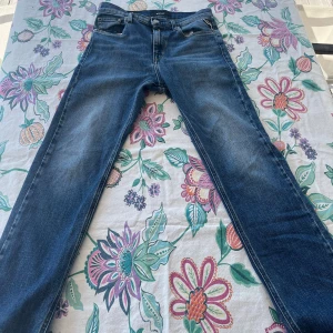 Blå Replay jeans straight fit  - Säljer ett par blå jeans från Replay med straight fit passform. Storlek 156