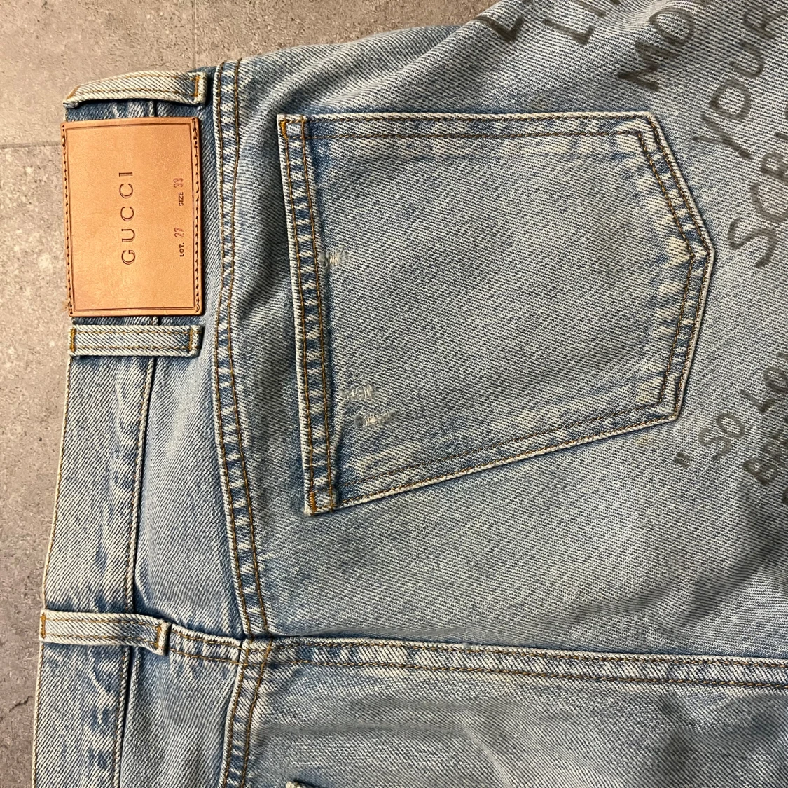 Gucci ljusblå jeans med nitar och text - 3