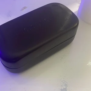 Louis Vuitton monogram solglasögon - Snygga solglasögon från Louis Vuitton med spegelglas och ikoniskt LV-monogram över hela linsen.  Perfekt för dig som vill sticka ut och köra på lyxig vibe.. jag har fått många komplimanger.