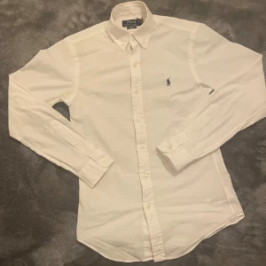 Ralph Lauren skjorta - Säljer en riktigt fet polo ralph lauren skjorta då den inte passar mig längre och är vid v äldigt bra skick. Storleken är XS men kan passa en liten S. Priset kan diskuteras och tveka inte på att höra av er vid frågor och funderingar.🍾🏌️
