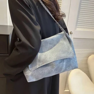 Ljusblå axelväska  - Snygg ljusblå axelväska 