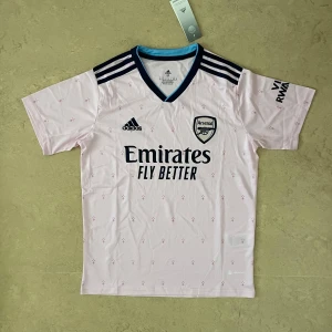 Arsenal special tröja - Säljer denna snygga arsenal tröjan för endast 299kr skriv till om ni är intresserade!