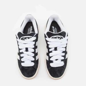 Svarta Adidas Campus sneakers - Säljer dessa Adidas Campus skor. Storlek 42 2/3, de är små i storleken och passar mig som brukar ha 41-42 i skor. Välldigt bra skick!