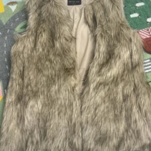 Väst  - Mycket fint, använd 1 gång