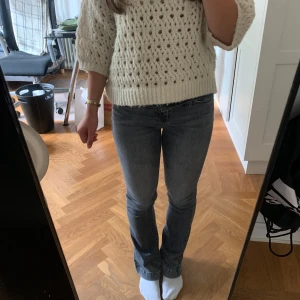Grå bootcut jeans från LTB - Säljer ett par grå/svarta  jeans från LTB Blue Addicted som är bootcut. Jeansen har ganska låg midja. Man kan vika ner dem som på bilderna. Passar S/36. Jätte bekväma!❤️
